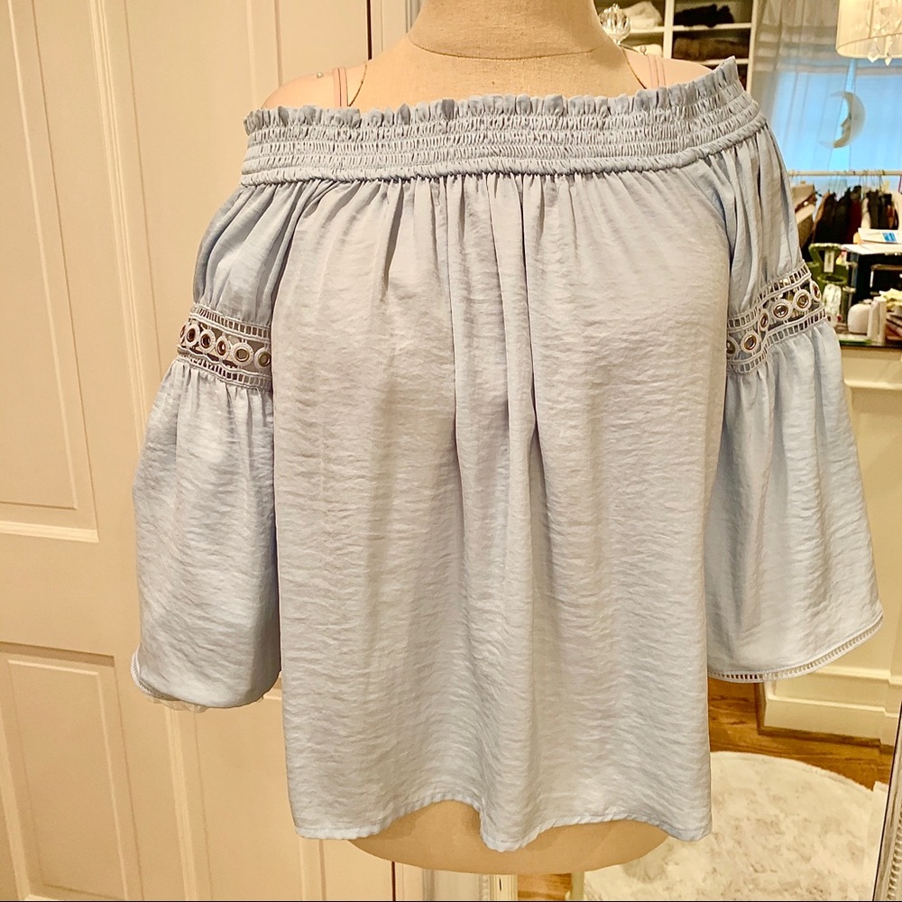 Baby blue off/0n shoulder fun sleeved top